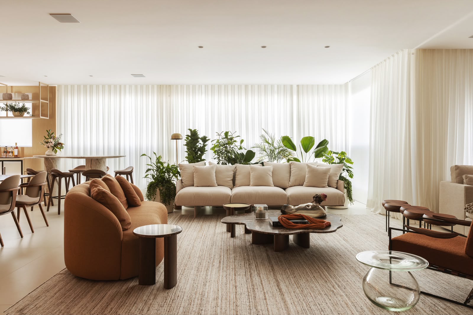 Sala de estar com iluminação natural e ambientes integrados